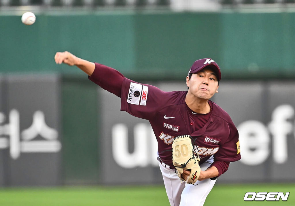 11일 부산 사직야구장에서 2024 신한 SOL 뱅크 KBO 리그 롯데 자이언츠와 SSG 랜더스의 더블헤더 2차전 경기가 열렸다. 홈팀 롯데는 한현희가 시즌 2승에 도전하고 꼴찌로 쳐진 키움은 하영민이 선발로 나서 반등을 노린다.키움 히어로즈 선발 투수 하영민이 역투하고 있다. 2024.06.11 / foto0307@osen.co.kr