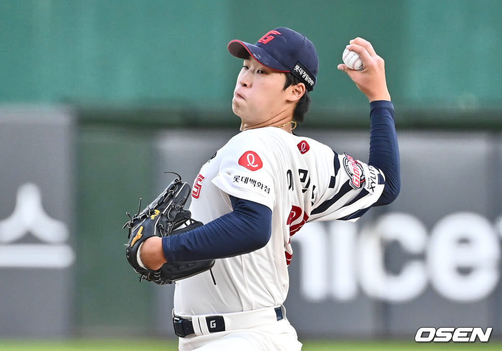 18일 부산 사직야구장에서 2024 신한 SOL 뱅크 KBO 리그 롯데 자이언츠와 키움 히어로즈의 경기가 열렸다. 홈팀 롯데는 이민석이 선발 출전하고 키움은 김윤하가 선발 출전했다.롯데 자이언츠 선발 투수 이민석이 역투하고 있다. 2024.08.18 / foto0307@osen.co.kr