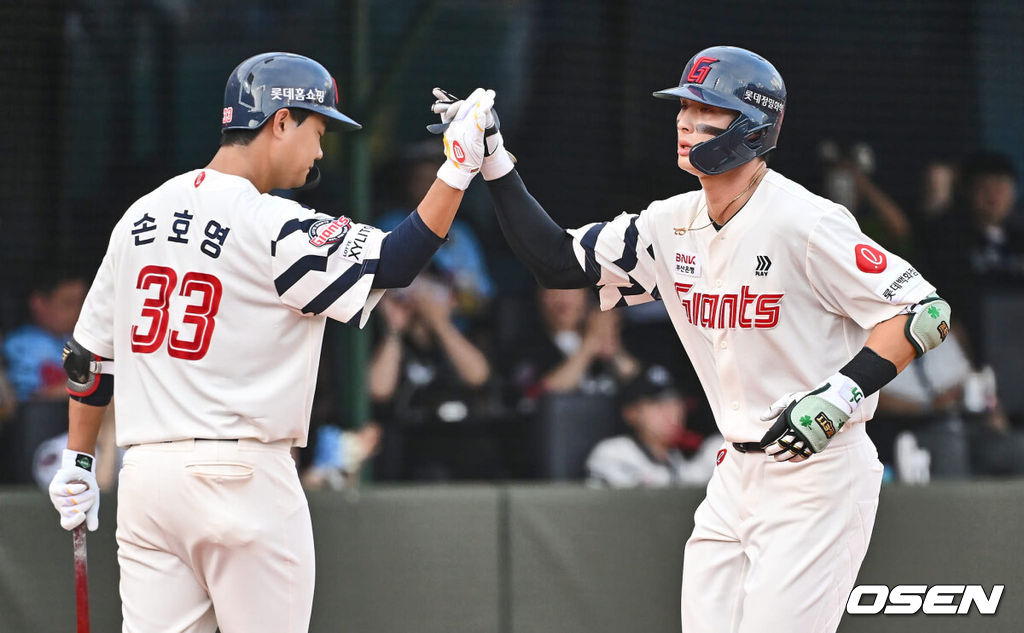 18일 부산 사직야구장에서 2024 신한 SOL 뱅크 KBO 리그 롯데 자이언츠와 키움 히어로즈의 경기가 열렸다. 홈팀 롯데는 이민석이 선발 출전하고 키움은 김윤하가 선발 출전했다.롯데 자이언츠 윤동희가 1회말 1사 중월 솔로 홈런을 치고 하이파이브를 하고 있다. 2024.08.18 / foto0307@osen.co.kr