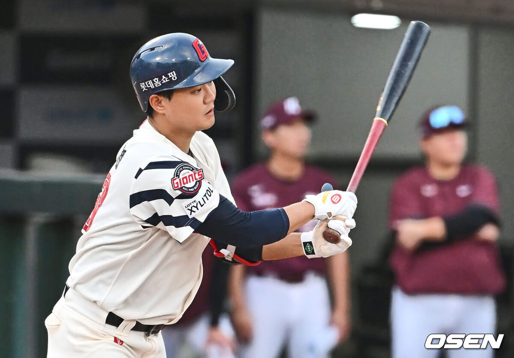 18일 부산 사직야구장에서 2024 신한 SOL 뱅크 KBO 리그 롯데 자이언츠와 키움 히어로즈의 경기가 열렸다. 홈팀 롯데는 이민석이 선발 출전하고 키움은 김윤하가 선발 출전했다.롯데 자이언츠 손호영이 2회말 2사 만루 중견수 왼쪽 역전 2타점 안타를 치고 있다. 2024.08.18 / foto0307@osen.co.kr