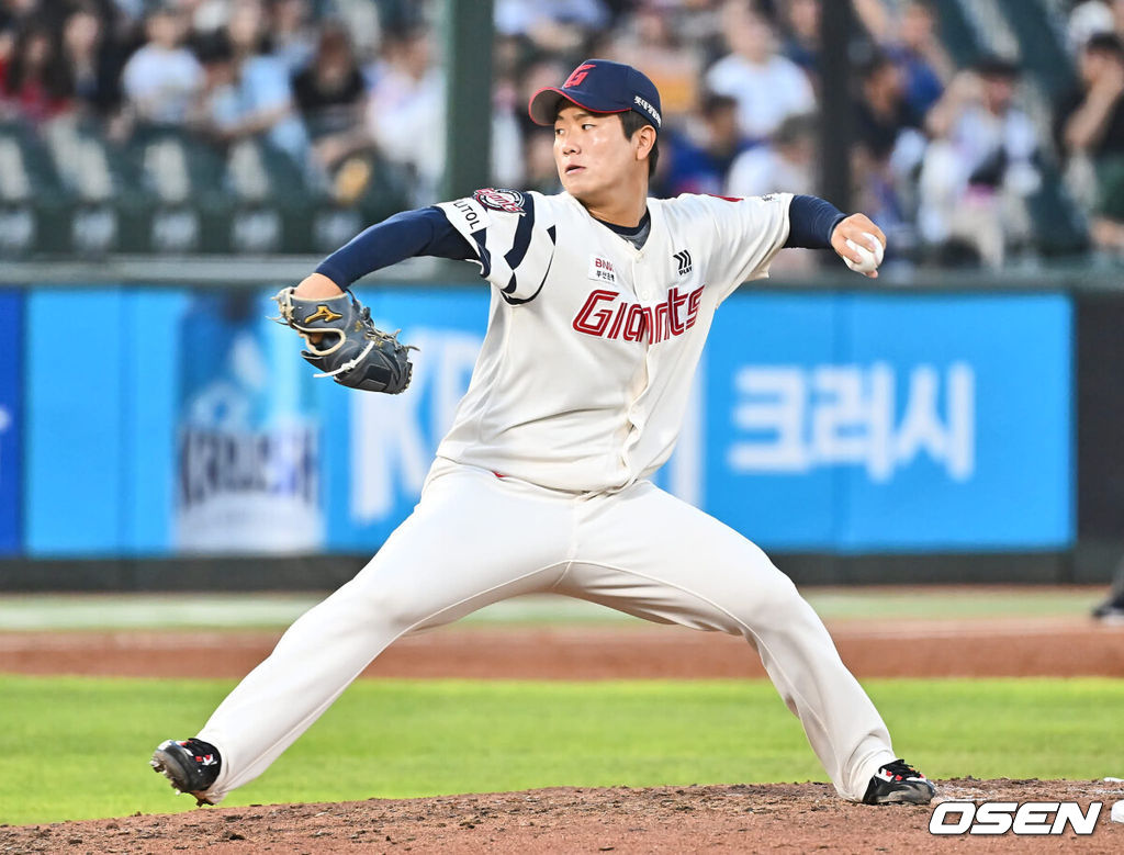 18일 부산 사직야구장에서 2024 신한 SOL 뱅크 KBO 리그 롯데 자이언츠와 키움 히어로즈의 경기가 열렸다. 홈팀 롯데는 이민석이 선발 출전하고 키움은 김윤하가 선발 출전했다.롯데 자이언츠 정현수가 역투하고 있다. 2024.08.18 / foto0307@osen.co.kr