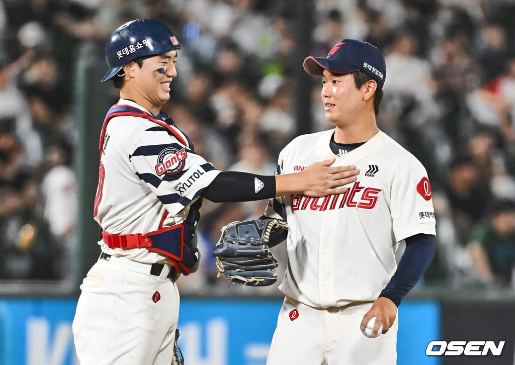 18일 부산 사직야구장에서 2024 신한 SOL 뱅크 KBO 리그 롯데 자이언츠와 키움 히어로즈의 경기가 열렸다. 홈팀 롯데는 이민석이 선발 출전하고 키움은 김윤하가 선발 출전했다.롯데 자이언츠 손성빈이 6회초 키움 히어로즈 변상권, 원성준을 삼진으로 잡고 교체되는 정현수의 가슴을 두드리며 칭찬하고 있다. 2024.08.18 / foto0307@osen.co.kr