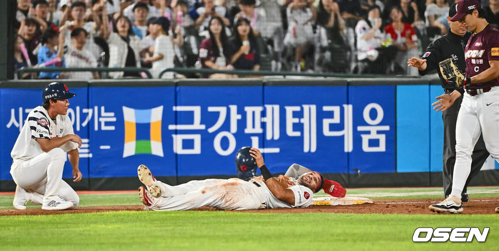 18일 부산 사직야구장에서 2024 신한 SOL 뱅크 KBO 리그 롯데 자이언츠와 키움 히어로즈의 경기가 열렸다. 홈팀 롯데는 이민석이 선발 출전하고 키움은 김윤하가 선발 출전했다.롯데 자이언츠 레이예스가 5회말 무사 1루 전준우의 우익수 앞 안타 때 3루에서 아웃되고 아쉬워하고 있다. 2024.08.18 / foto0307@osen.co.kr