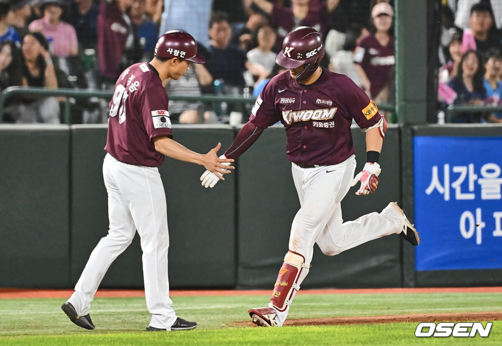 18일 부산 사직야구장에서 2024 신한 SOL 뱅크 KBO 리그 롯데 자이언츠와 키움 히어로즈의 경기가 열렸다. 홈팀 롯데는 이민석이 선발 출전하고 키움은 김윤하가 선발 출전했다.키움 히어로즈 김건희가 7회초 좌월 동점 솔로 홈런을 치고 하이파이브를 하고 있다. 2024.08.18 / foto0307@osen.co.kr