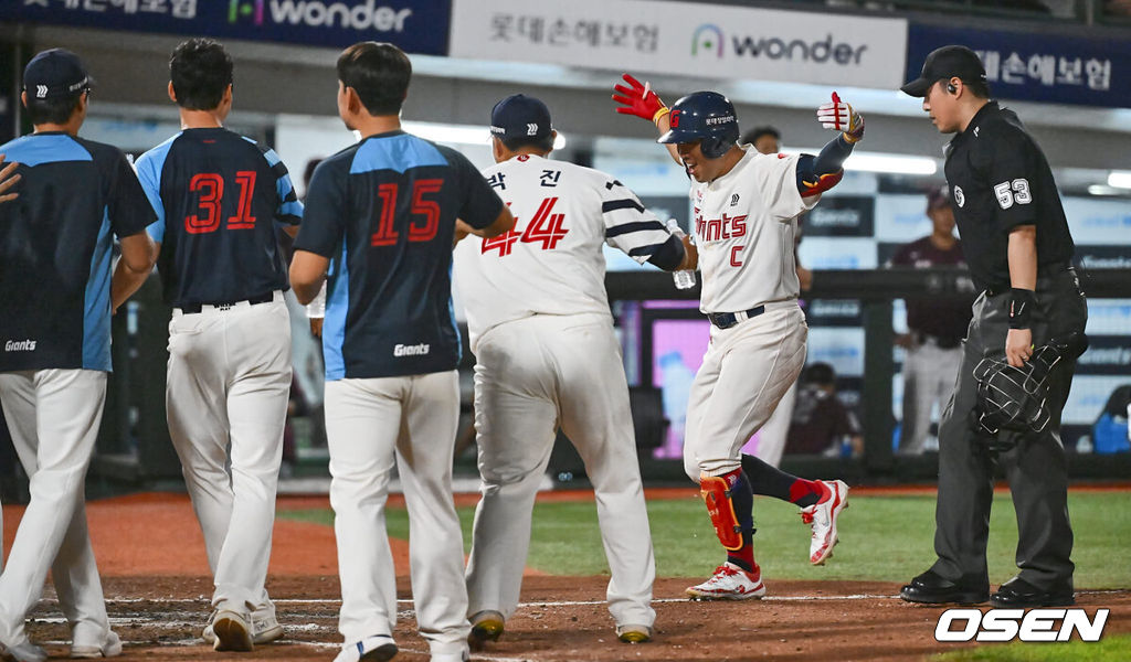 18일 부산 사직야구장에서 2024 신한 SOL 뱅크 KBO 리그 롯데 자이언츠와 키움 히어로즈의 경기가 열렸다. 홈팀 롯데는 이민석이 선발 출전하고 키움은 김윤하가 선발 출전했다.롯데 자이언츠 전준우가 연장 10회말 끝내기 솔로 홈런을 치고 포효하고 있다. 2024.08.18 / foto0307@osen.co.kr