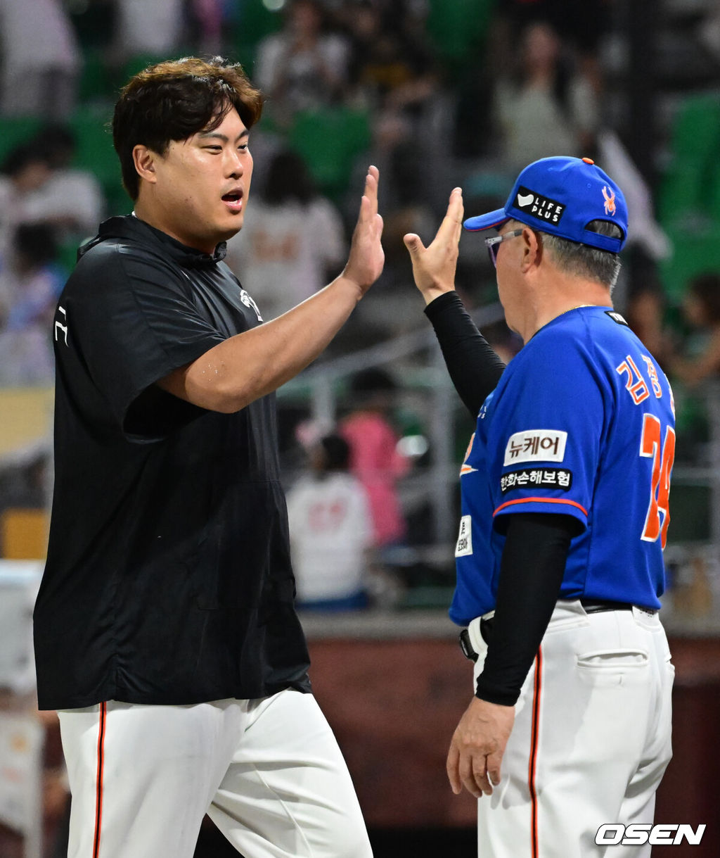 프로야구 한화 이글스가 류현진(37)의 호투와 타선의 파워를 앞세워 주말 3연전을 모두 쓸어담았다. 한화는 18일 인천 SSG랜더스필드에서 열린 ‘2024 신한은행 SOL Bank KBO리그’ SSG 랜더스와의 경기에서 7-1로 승리하고 3연승을 질주했다. 5위 SSG를 상대로 3연전 스윕에 성공하면서 격차를 2.5게임차까지 좁히고 포스트시즌 진출 희망을 키웠다. 경기 종료 후 한화 김경문 감독, 류현진이 하이파이브를 하고 있다. 2024.08.18 / ksl0919@osen.co.kr