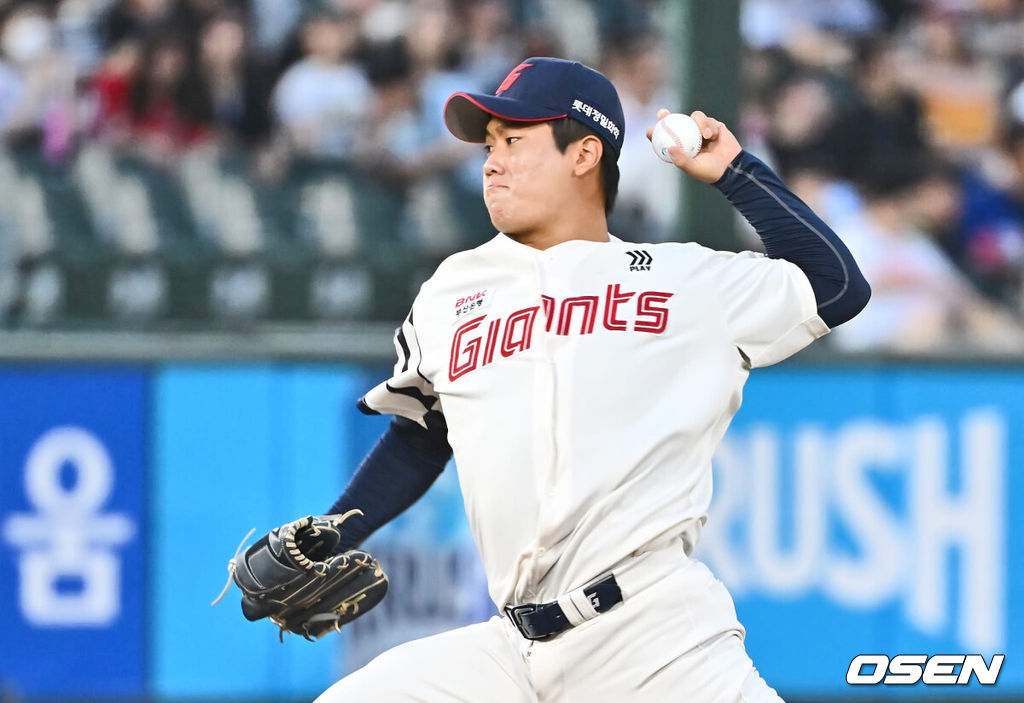 18일 부산 사직야구장에서 2024 신한 SOL 뱅크 KBO 리그 롯데 자이언츠와 키움 히어로즈의 경기가 열렸다. 홈팀 롯데는 이민석이 선발 출전하고 키움은 김윤하가 선발 출전했다.롯데 자이언츠 정현수가 역투하고 있다. 2024.08.18 / foto0307@osen.co.kr