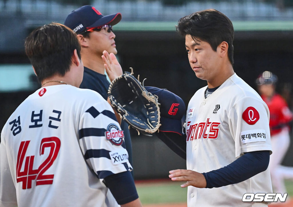 18일 부산 사직야구장에서 2024 신한 SOL 뱅크 KBO 리그 롯데 자이언츠와 키움 히어로즈의 경기가 열렸다. 홈팀 롯데는 이민석이 선발 출전하고 키움은 김윤하가 선발 출전했다.롯데 자이언츠 정현수가 3회초 키움 히어로즈 변상권과 원성준을 삼진으로 잡고 하이파이브를 하고 있다. 2024.08.18 / foto0307@osen.co.kr