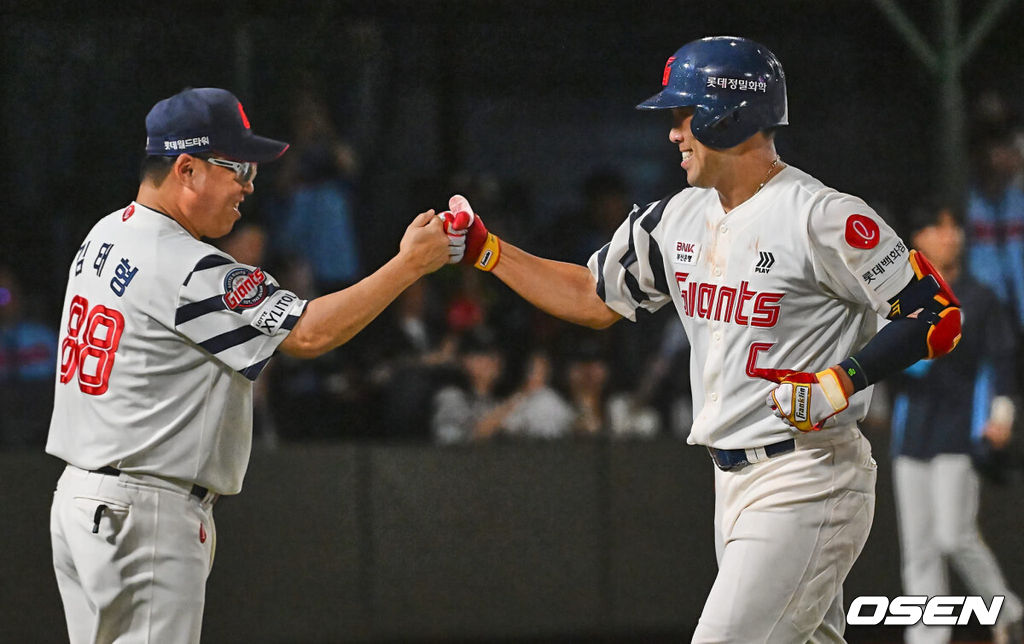 18일 부산 사직야구장에서 2024 신한 SOL 뱅크 KBO 리그 롯데 자이언츠와 키움 히어로즈의 경기가 열렸다. 홈팀 롯데는 이민석이 선발 출전하고 키움은 김윤하가 선발 출전했다.롯데 자이언츠 전준우가 연장 10회말 끝내기 솔로 홈런을 치고 승리한 후 김태형 감독과 하이파이브를 하고 있다. 2024.08.18 / foto0307@osen.co.kr