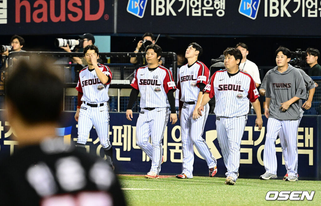 프로야구 KIA가 LG 상대로 스윕에 성공하며 4연승을 이어갔다. KIA는 18일 서울 잠실구장에서 열린 2024 KBO리그 LG와 경기에서 4-0으로 승리했다. KIA는 LG와 주말 3연전을 싹쓸이 승리했다. KIA 선발투수 네일은 6이닝 3피안타 1볼넷 3탈삼진 무실점으로 승리 투수가 됐다. 시즌 11승째로 다승 공동 1위가 됐다. LG 선수들이 패배를 아쉬워하고 있다. 2024.08.18 / jpnews@osen.co.kr