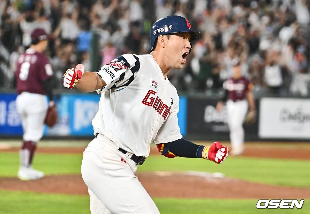 18일 부산 사직야구장에서 2024 신한 SOL 뱅크 KBO 리그 롯데 자이언츠와 키움 히어로즈의 경기가 열렸다. 홈팀 롯데는 이민석이 선발 출전하고 키움은 김윤하가 선발 출전했다.롯데 자이언츠 전준우가 연장 10회말 끝내기 솔로 홈런을 치고 포효하고 있다. 2024.08.18 / foto0307@osen.co.kr