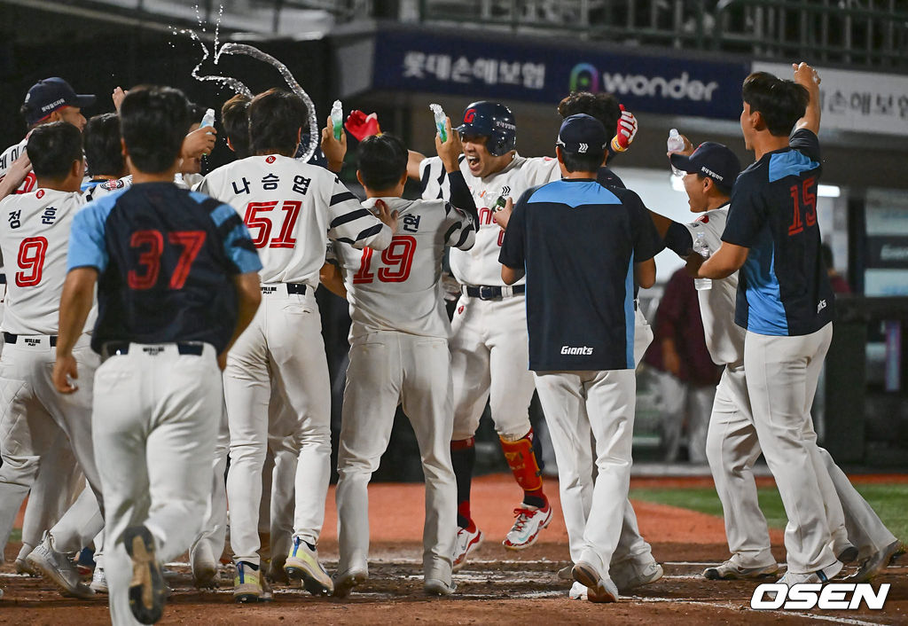 18일 부산 사직야구장에서 2024 신한 SOL 뱅크 KBO 리그 롯데 자이언츠와 키움 히어로즈의 경기가 열렸다. 홈팀 롯데는 이민석이 선발 출전하고 키움은 김윤하가 선발 출전했다.롯데 자이언츠 전준우가 연장 10회말 끝내기 솔로 홈런을 치고 포효하고 있다. 2024.08.18 / foto0307@osen.co.kr