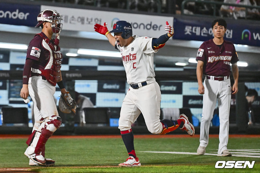 18일 부산 사직야구장에서 2024 신한 SOL 뱅크 KBO 리그 롯데 자이언츠와 키움 히어로즈의 경기가 열렸다. 홈팀 롯데는 이민석이 선발 출전하고 키움은 김윤하가 선발 출전했다.롯데 자이언츠 전준우가 연장 10회말 끝내기 솔로 홈런을 치고 포효하고 있다. 2024.08.18 / foto0307@osen.co.kr