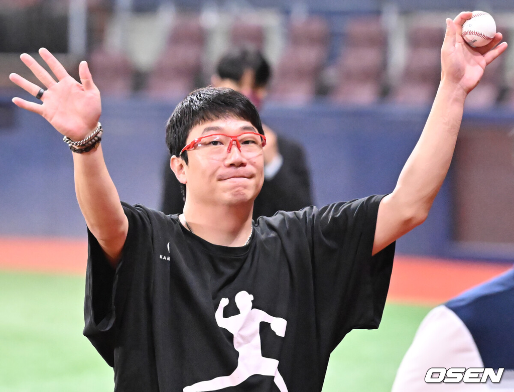 프로야구 KIA 타이거즈가 김도영(21)의 대기록 달성과 함께 주중 3연전 위닝시리즈를 가져갔다. KIA는 15일 서울 고척스카이돔에서 열린 ‘2024 신한은행 SOL Bank KBO리그’ 키움 히어로즈와의 경기에서 12-1로 승리했다. 김도영은 헤이수스를 상대로 투런홈런을 터뜨리며 마침내 역대 9번째이자 최연소 30홈런-30도루를 달성했다.경기를 마치고 KIA 양현종이 팬들에게 인사를 하고 있다. 2024.08.15 / rumi@osen.co.kr