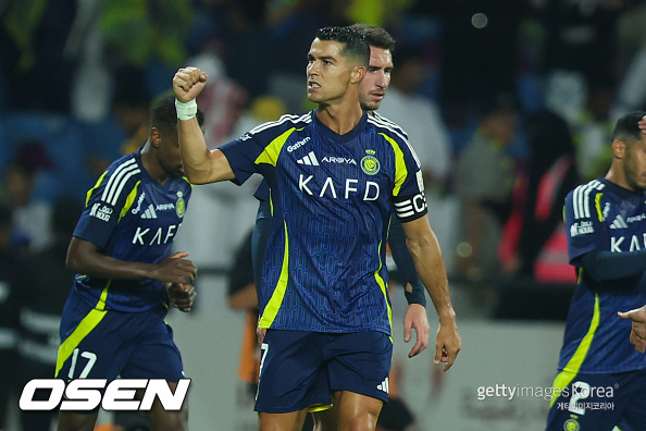 ABHA, SAUDI ARABIA - AUGUST 17: Cristiano Ronaldo of Al Nassr celebrates after scoring the 1st goal during the Saudi Super Cup Final match between  Al Nassr and Al Hilal at Prince Sultan bin Abdul Aziz Stadium on August 17, 2024 in Abha, Saudi Arabia.  (Photo by Yasser Bakhsh/Getty Images)