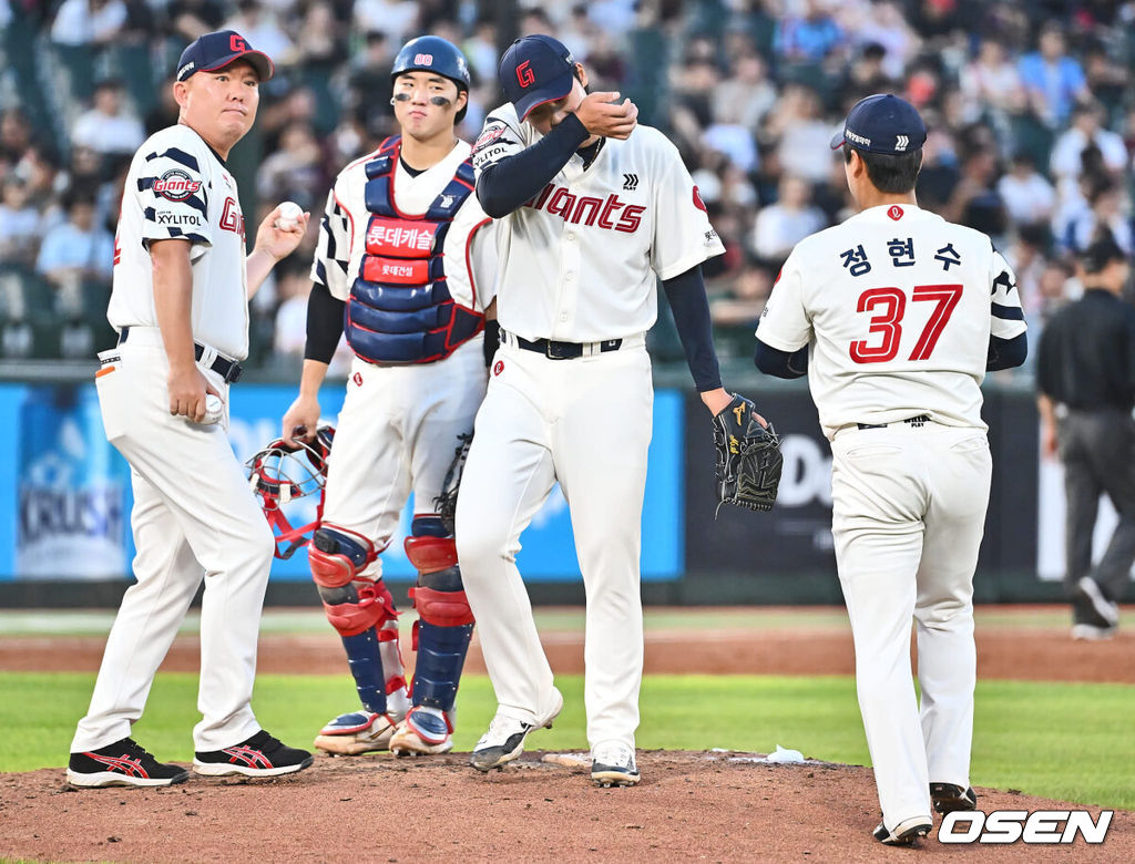 18일 부산 사직야구장에서 2024 신한 SOL 뱅크 KBO 리그 롯데 자이언츠와 키움 히어로즈의 경기가 열렸다. 홈팀 롯데는 이민석이 선발 출전하고 키움은 김윤하가 선발 출전했다.롯데 자이언츠 선발 투수 이민석이 3회초 정현수와 교체되고 있다. 2024.08.18 / foto0307@osen.co.kr