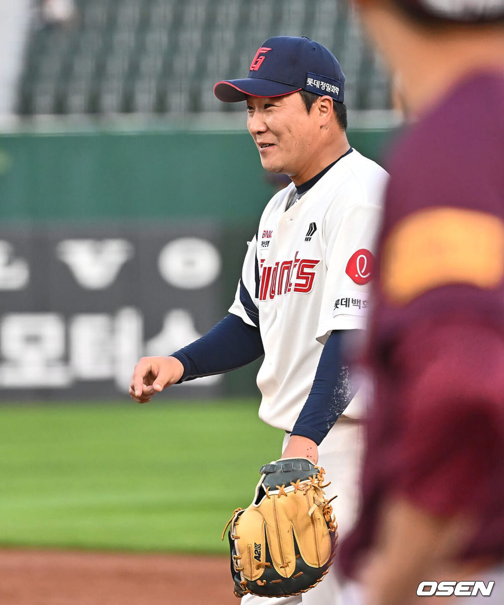 12일 부산 사직야구장에서 2024 신한 SOL 뱅크 KBO 리그 롯데 자이언츠와 SSG 랜더스의 더블헤더 2차전 경기가 열렸다. 홈팀 롯데는 김진욱이 시즌 2승에 도전하고 키움도 좌완 선발 이종민이 등판한다.롯데 자이언츠 정훈이 3회초 무사 1루 키움 히어로즈 이주형의 1루 직선타를 잡아 병살시키고 미소짓고 있다. 2024.06.12 / foto0307@osen.co.kr