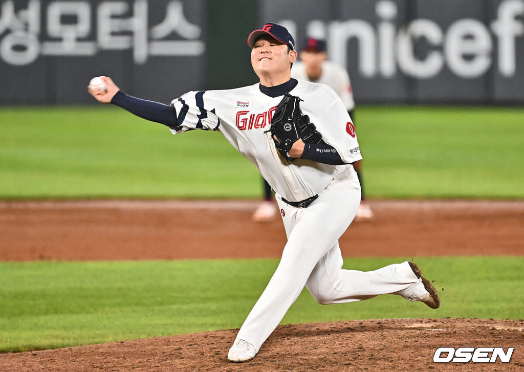 7일 부산 사직야구장에서 2024 신한 SOL 뱅크 KBO 리그 롯데 자이언츠와 NC 다이노스의 경기가 열렸다. 홈팀 롯데는 김진욱이 선발 출전하고 NC는 이재학이 선발 출전했다.롯데 자이언츠 한현희가 역투하고 있다. 2024.08.07 / foto0307@osen.co.kr