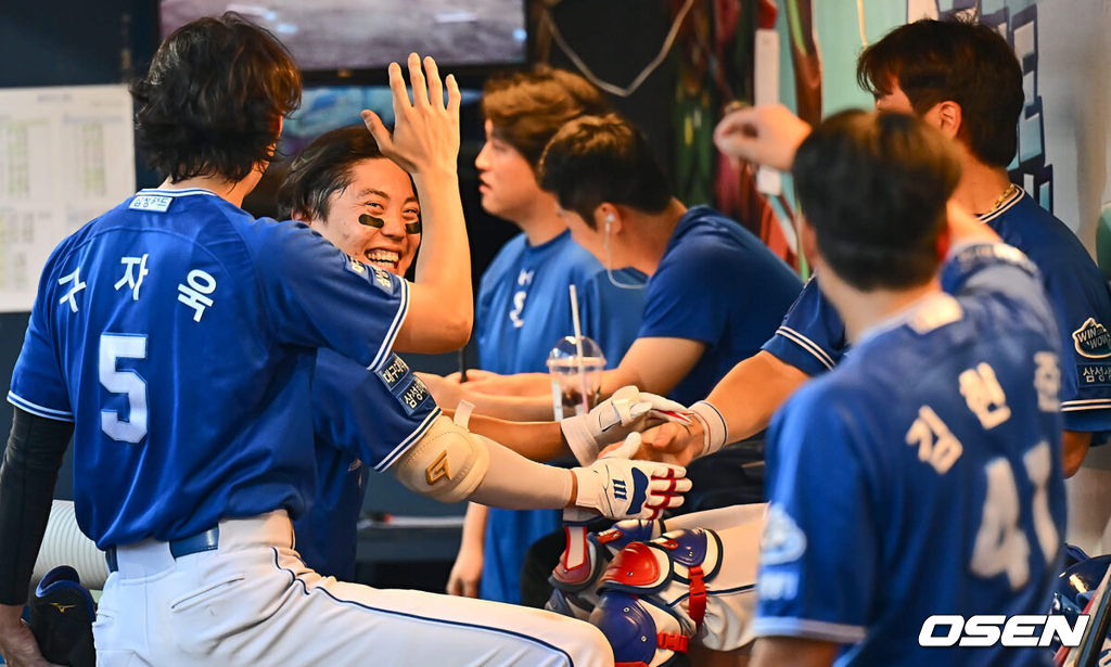 17일 창원NC파크에서 2024 신한 SOL 뱅크 KBO 리그 NC 다이노스와 삼성 라이온즈의 경기가 열렸다. 홈팀 NC는 신민혁이 선발 출전하고 방문팀 삼성 라이온즈는 이호성이 선발 출전했다. 삼성 라이온즈 류지혁이 2회초 2사 우월 동점 솔로 홈런을 치고 기쁨을 나누고 있다. 2024.08.17 / foto0307@osen.co.kr