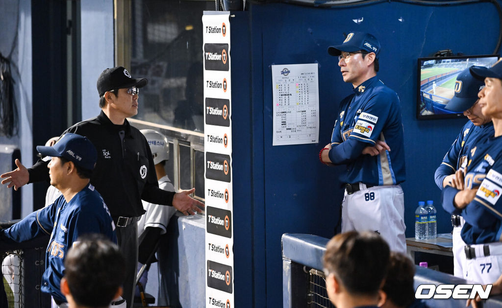 18일 오후 서울 잠실구장에서 ‘2024 신한 SOL BANK KBO리그’ 두산 베어스와 NC 다이노스의 경기가 진행됐다.이날 두산은 브랜든을, NC는 임상현을 선발투수로 내세웠다.7회초 비디오 판독 이후 세이프 판정이 이승엽 감독의 항의로 아웃 판정으로 번복되자 강인권 감독이 판정에 항의하고 있다 . 2024.06.18 / soul1014@osen.co.kr