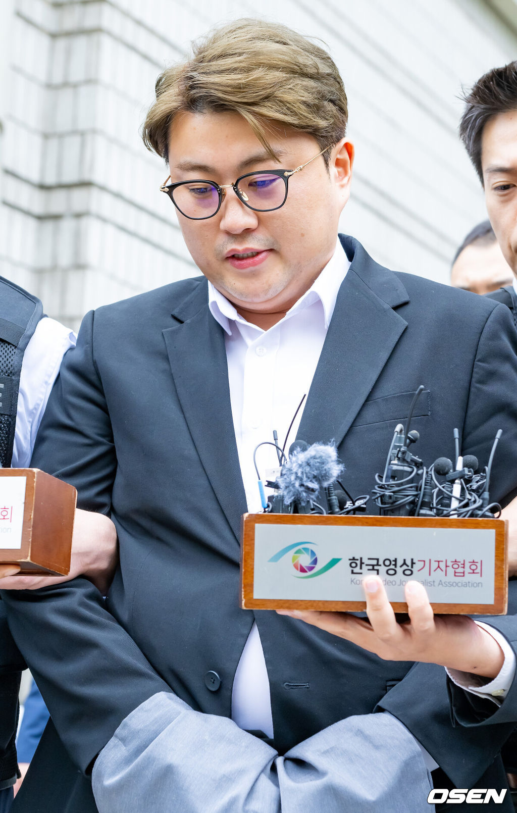 '음주 뺑소니' 혐의로 구속영장이 청구된 가수 김호중이 24일 서울중앙지법에서 구속 전 피의자 심문(영장실질심사)을 가졌다.검찰은 전날 경찰의 신청에 따라 김호중에 대해 특정범죄가중처벌법상 위험운전치상, 도주치상 등 혐의로 구속영장을 청구했다. 그의 소속사 대표와 전 본부장에 대해서도 구속영장이 청구됐다.가수 김호중이 구속영장실질심사를 마친 뒤 법원을 나서고 있다. 2024.05.24 /rumi@osen.co.kr