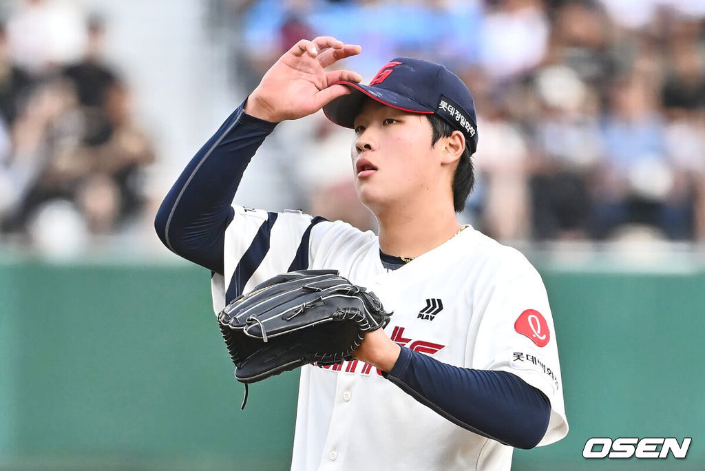 18일 부산 사직야구장에서 2024 신한 SOL 뱅크 KBO 리그 롯데 자이언츠와 키움 히어로즈의 경기가 열렸다. 홈팀 롯데는 이민석이 선발 출전하고 키움은 김윤하가 선발 출전했다.롯데 자이언츠 선발 투수 이민석이 1회초 부터 3실점하며 아쉬운 표정을 짓고 있다. 2024.08.18 / foto0307@osen.co.kr