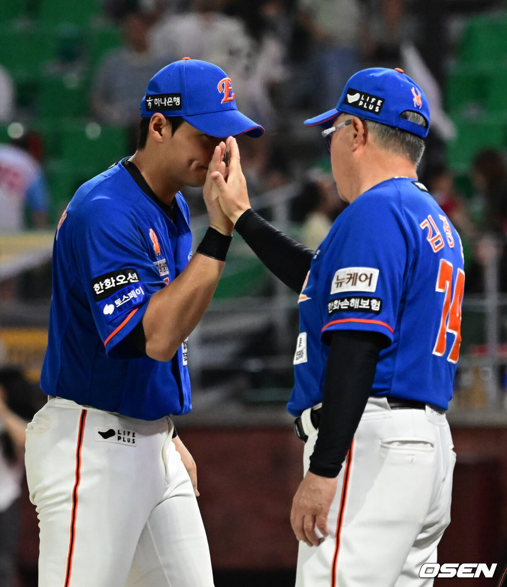 한화 장진혁(왼쪽)이 승리 후 김경문 감독과 하이파이브를 하고 있다. 2024.08.18 / ksl0919@osen.co.kr