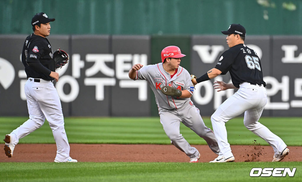 KIA 이창진이 1회초 무사 1,2루 김도영의 포수 앞 땅볼 때 협살당하고 있다. 2024.06.26 / foto0307@osen.co.kr