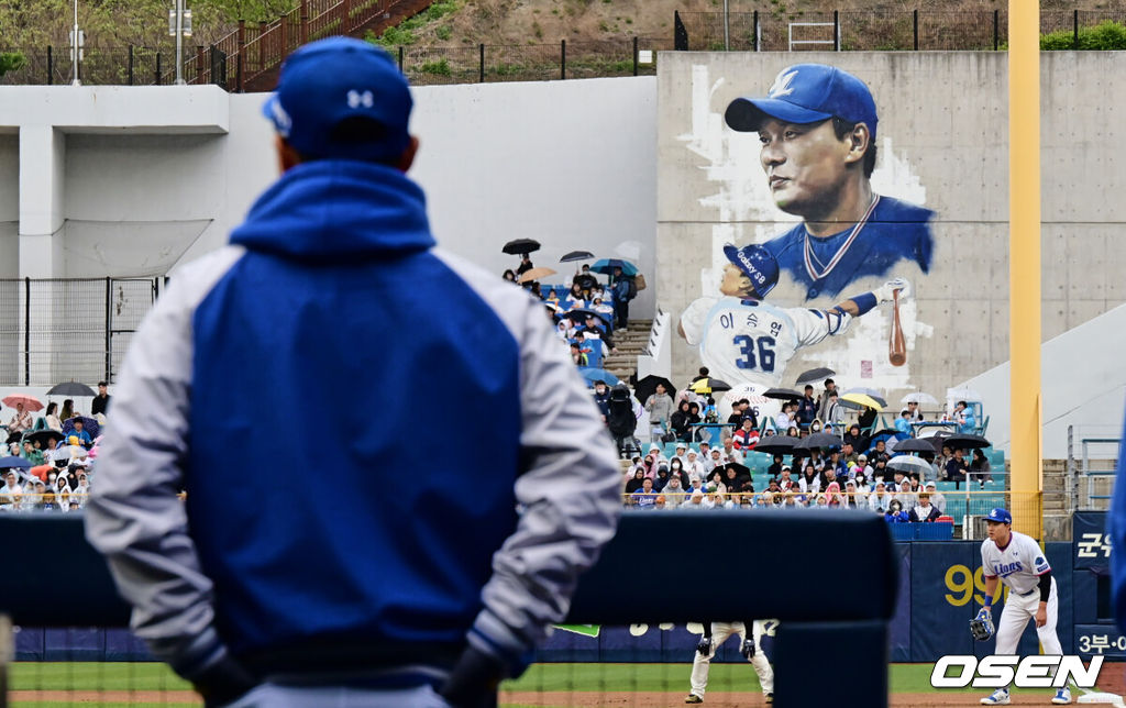 삼성 박진만 감독이 경기를 지켜보고 있다. 우측 외야 뒤쪽에 그려진 이승엽 두산 감독 벽화. 2023.04.15 / foto0307@osen.co.kr