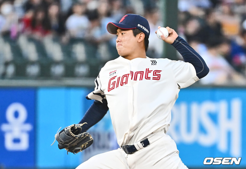 18일 부산 사직야구장에서 2024 신한 SOL 뱅크 KBO 리그 롯데 자이언츠와 키움 히어로즈의 경기가 열렸다.홈팀 롯데는 이민석이 선발 출전하고 키움은 김윤하가 선발 출전했다.롯데 자이언츠 정현수가 역투하고 있다. 2024.08.18 / foto0307@osen.co.kr