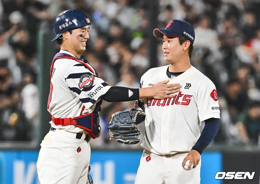 18일 부산 사직야구장에서 2024 신한 SOL 뱅크 KBO 리그 롯데 자이언츠와 키움 히어로즈의 경기가 열렸다.홈팀 롯데는 이민석이 선발 출전하고 키움은 김윤하가 선발 출전했다.롯데 자이언츠 손성빈이 6회초 키움 히어로즈 변상권, 원성준을 삼진으로 잡고 교체되는 정현수의 가슴을 두드리며 칭찬하고 있다. 2024.08.18 / foto0307@osen.co.kr