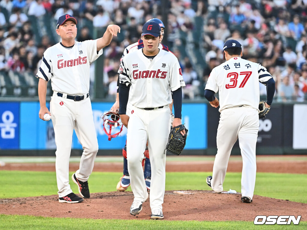 18일 부산 사직야구장에서 2024 신한 SOL 뱅크 KBO 리그 롯데 자이언츠와 키움 히어로즈의 경기가 열렸다.홈팀 롯데는 이민석이 선발 출전하고 키움은 김윤하가 선발 출전했다.롯데 자이언츠 선발 투수 이민석이 3회초 정현수와 교체되고 있다. 2024.08.18 / foto0307@osen.co.kr