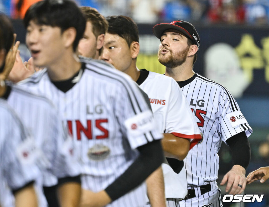 20일 서울 송파구 잠실야구장에서 ‘2024 신한 SOL Bank KBO리그’ LG 트윈스와 SSG 랜더스의 경기가 열렸다.이날 LG는 오스틴의 역전 2타점 적시타로 4-3 승리를 거뒀다.LG 오스틴이 염경엽 감독과 승리를 기뻐하고 있다. 2024.08.20 /cej@osen.co.kr