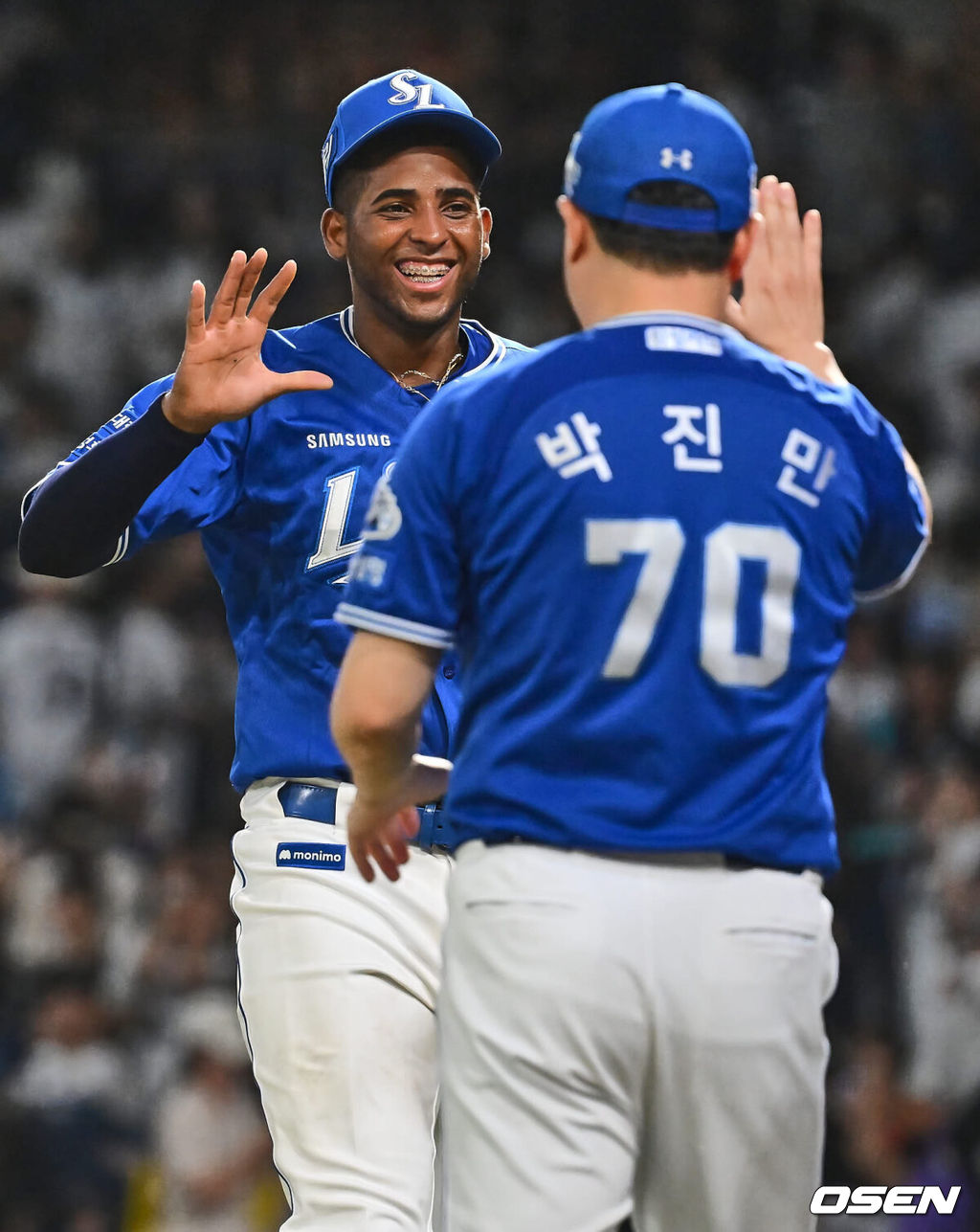 17일 창원NC파크에서 2024 신한 SOL 뱅크 KBO 리그 NC 다이노스와 삼성 라이온즈의 경기가 열렸다. 홈팀 NC는 신민혁이 선발 출전하고 방문팀 삼성 라이온즈는 이호성이 선발 출전했다. 삼성 라이온즈 디아즈가 NC 다이노스에 5-4 짜릿한 역전승을 거두고 박진만 감독과 하이파이브를 하고 있다. 2024.08.17 / foto0307@osen.co.kr