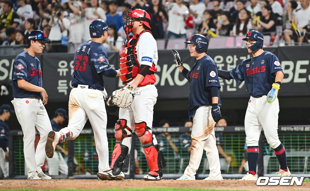 21일 광주-기아 챔피언스필드에서 2024 신한 SOL 뱅크 KBO 리그 KIA 타이거즈와 롯데 자이언츠의 경기가 열렸다.홈팀 KIA는 양현종이 선발 출전하고 방문팀 롯데는 박세웅이 선발 출전했다.롯데 자이언츠 손호영이 5회초 2사 1,2루 좌중월 역전 3점 홈런을 치고 하이파이브를 하고 있다. 2024.08.21 / foto0307@osen.co.kr