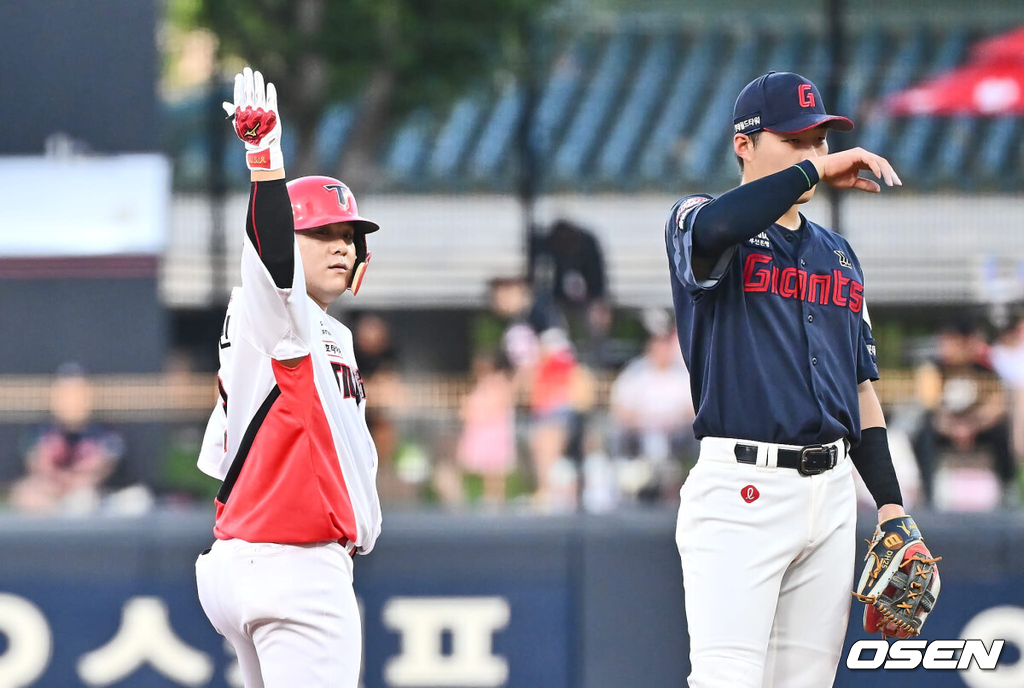 21일 광주-기아 챔피언스필드에서 2024 신한 SOL 뱅크 KBO 리그 KIA 타이거즈와 롯데 자이언츠의 경기가 열렸다.홈팀 KIA는 양현종이 선발 출전하고 방문팀 롯데는 박세웅이 선발 출전했다.KIA 타이거즈 김선빈이 2회말 무사 1루 좌익수 왼쪽 1타점 2루타를 치고 세리머니를 하고 있다. 8시즌 연속 100안타 기록. 2024.08.21 / foto0307@osen.co.kr