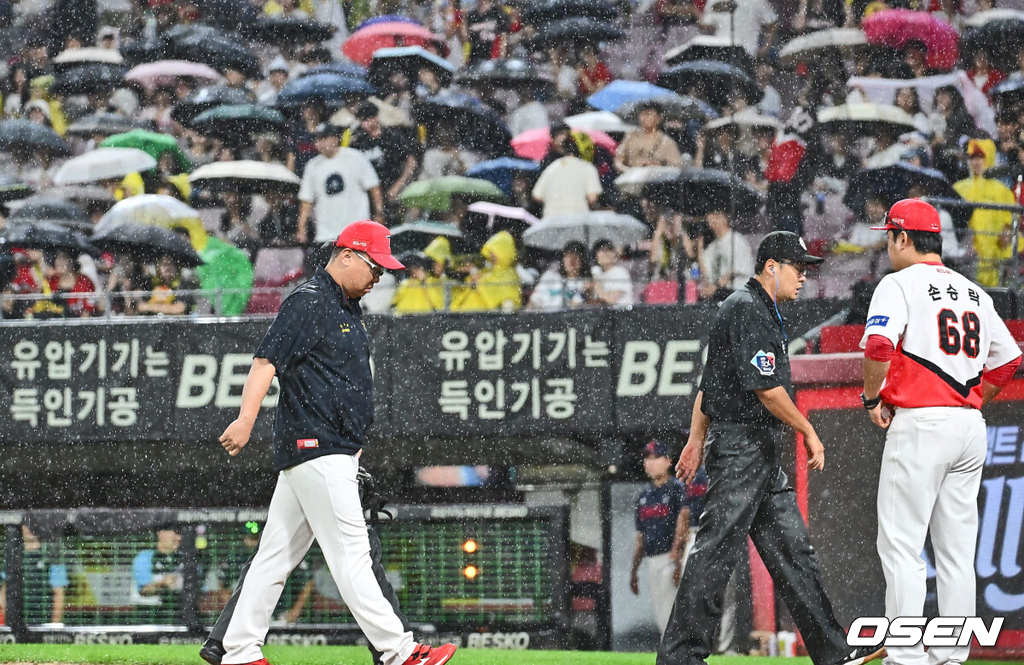 21일 광주-기아 챔피언스필드에서 2024 신한 SOL 뱅크 KBO 리그 KIA 타이거즈와 롯데 자이언츠의 경기가 열렸다.홈팀 KIA는 양현종이 선발 출전하고 방문팀 롯데는 박세웅이 선발 출전했다.KIA 타이거즈 이범호 감독이 7회말 경기가 우천 중단되자 어필하고 더그아웃으로 들어가고 있다. 2024.08.21 / foto0307@osen.co.kr