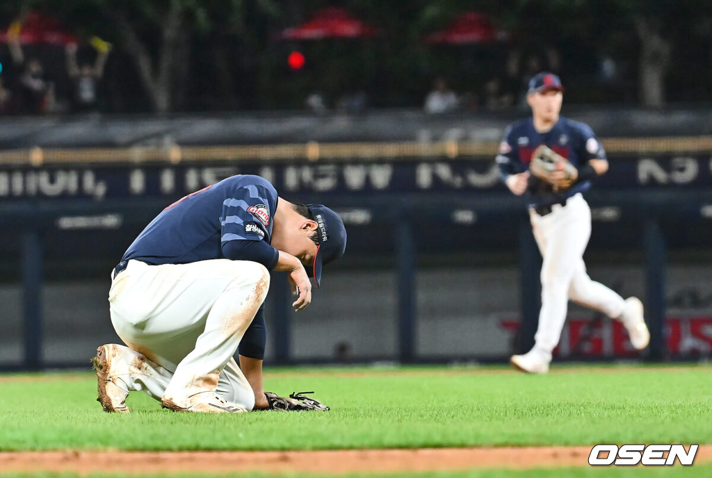 21일 광주-기아 챔피언스필드에서 2024 신한 SOL 뱅크 KBO 리그 KIA 타이거즈와 롯데 자이언츠의 경기가 열렸다.홈팀 KIA는 양현종이 선발 출전하고 방문팀 롯데는 박세웅이 선발 출전했다.롯데 자이언츠 손호영이 8회말 2사 3루 KIA 타이거즈 박찬호의 타구를 놓치고 역전을 허용한 후 고개를 떨구고 있다. 2024.08.21 / foto0307@osen.co.kr