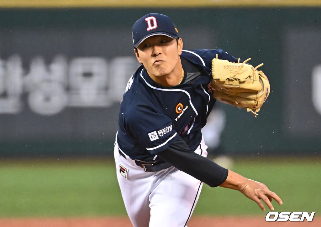 16일 울산 문수야구장에서 2024 신한 SOL 뱅크 KBO 리그 롯데 자이언츠와 두산 베어스의 경기가 열렸다. 홈팀 롯데는 반즈가 선발로 두산은 최원준이 선발로 나섰다.두산 베어스 선발 투수 최원준이 역투하고 있다. 2024.07.16 / foto0307@osen.co.kr