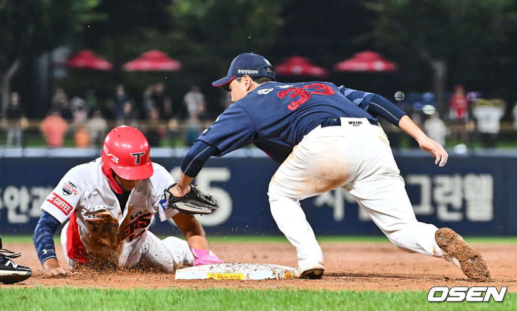 21일 광주-기아 챔피언스필드에서 2024 신한 SOL 뱅크 KBO 리그 KIA 타이거즈와 롯데 자이언츠의 경기가 열렸다.홈팀 KIA는 양현종이 선발 출전하고 방문팀 롯데는 박세웅이 선발 출전했다.KIA 타이거즈 김규성이 8회말 2사 2루 롯데 자이언츠 김상수의 폭투에 3루 도루에 성공하고 있다. 2024.08.21 / foto0307@osen.co.kr