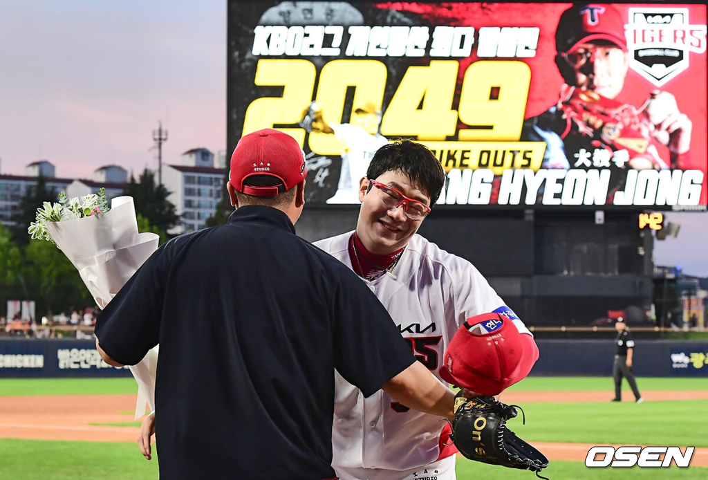 21일 광주-기아 챔피언스필드에서 2024 신한 SOL 뱅크 KBO 리그 KIA 타이거즈와 롯데 자이언츠의 경기가 열렸다.홈팀 KIA는 양현종이 선발 출전하고 방문팀 롯데는 박세웅이 선발 출전했다.KIA 타이거즈 선발투수 양현종이 3회초 2사 1루 롯데 자이언츠 윤동희를 삼진으로 잡고 KBO 통산 최다탈삼진 신기록(2049개)을 세우고 이범호 감독과 기쁨을 나누고 있다. 2024.08.21 / foto0307@osen.co.kr