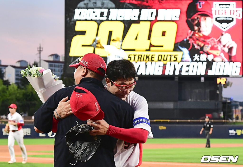 21일 광주-기아 챔피언스필드에서 2024 신한 SOL 뱅크 KBO 리그 KIA 타이거즈와 롯데 자이언츠의 경기가 열렸다.홈팀 KIA는 양현종이 선발 출전하고 방문팀 롯데는 박세웅이 선발 출전했다.KIA 타이거즈 선발투수 양현종이 3회초 2사 1루 롯데 자이언츠 윤동희를 삼진으로 잡고 KBO 통산 최다탈삼진 신기록(2049개)을 세우고 이범호 감독과 기쁨을 나누고 있다. 2024.08.21 / foto0307@osen.co.kr