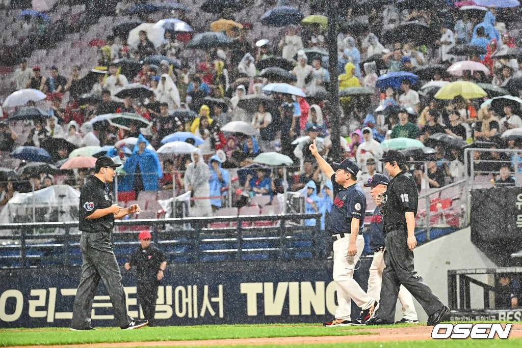 21일 광주-기아 챔피언스필드에서 2024 신한 SOL 뱅크 KBO 리그 KIA 타이거즈와 롯데 자이언츠의 경기가 열렸다.홈팀 KIA는 양현종이 선발 출전하고 방문팀 롯데는 박세웅이 선발 출전했다.롯데 자이언츠 김태형 감독이 7회말 경기가 우천 중단할려다 다시 속개되자 어필하고 있다. 2024.08.21 / foto0307@osen.co.kr