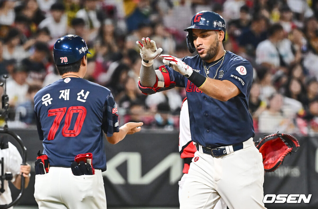 22일 광주-기아 챔피언스필드에서 2024 신한 SOL 뱅크 KBO 리그 KIA 타이거즈와 롯데 자이언츠의 경기가 열렸다.홈팀 KIA는 김도현이 선발 출전하고 방문팀 롯데는 반즈가 선발 출전했다.롯데 자이언츠 레이예스가 3회초 중월 솔로 홈런을 치고 하이파이브를 하고 있다. 2024.08.22 / foto0307@osen.co.kr