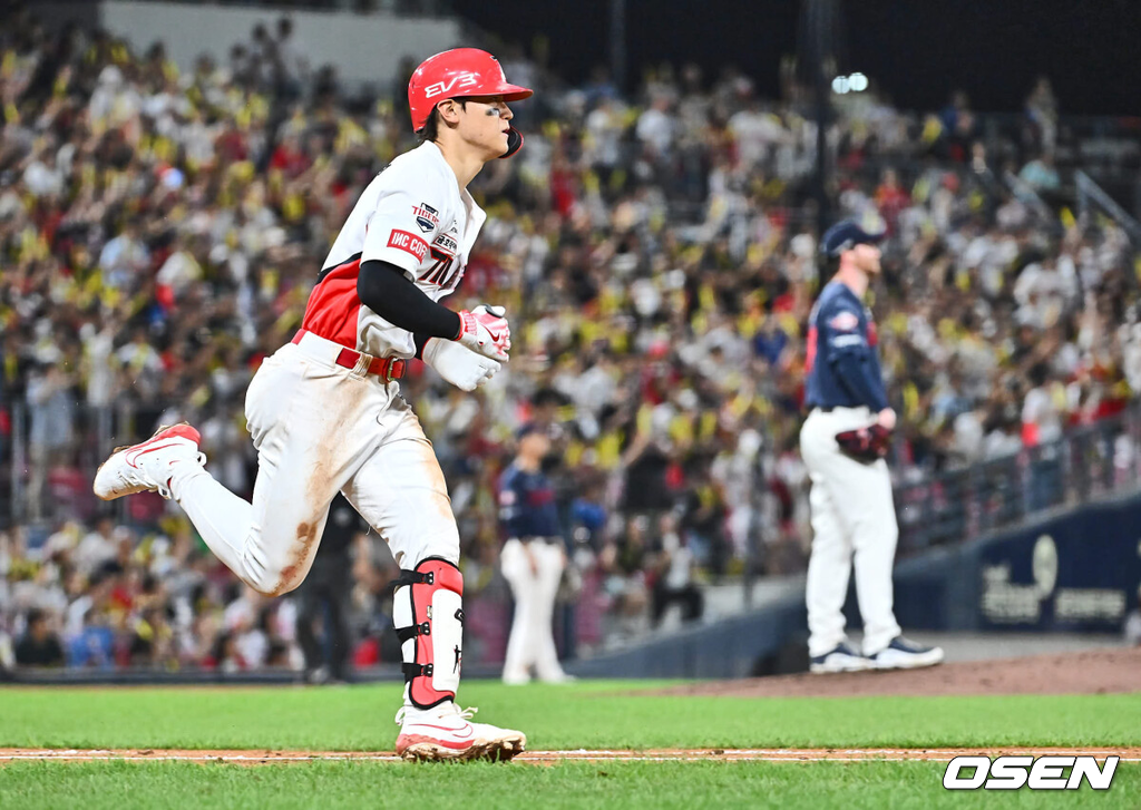 22일 광주-기아 챔피언스필드에서 2024 신한 SOL 뱅크 KBO 리그 KIA 타이거즈와 롯데 자이언츠의 경기가 열렸다.홈팀 KIA는 김도현이 선발 출전하고 방문팀 롯데는 반즈가 선발 출전했다.KIA 타이거즈 김도영이 6회말 우월 솔로 홈런을 치고 그라운드를 돌고 있다. 2024.08.22 / foto0307@osen.co.kr