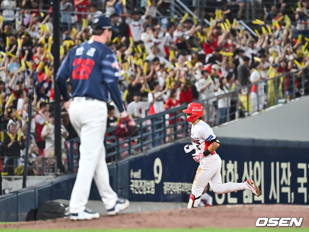 22일 광주-기아 챔피언스필드에서 2024 신한 SOL 뱅크 KBO 리그 KIA 타이거즈와 롯데 자이언츠의 경기가 열렸다.홈팀 KIA는 김도현이 선발 출전하고 방문팀 롯데는 반즈가 선발 출전했다.KIA 타이거즈 김도영이 6회말 우월 솔로 홈런을 치고 그라운드를 돌고 있다. 2024.08.22 / foto0307@osen.co.kr