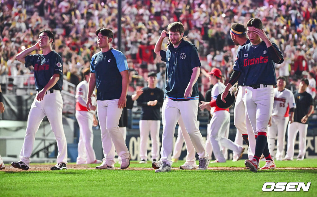 22일 광주-기아 챔피언스필드에서 2024 신한 SOL 뱅크 KBO 리그 KIA 타이거즈와 롯데 자이언츠의 경기가 열렸다. 홈팀 KIA는 김도현이 선발 출전하고 방문팀 롯데는 반즈가 선발 출전했다.롯데 자이언츠 선수들이 KIA 타이거즈에 4-6으로 역전패하고 팬들에게 인사를 하고 있다. 2024.08.22 / foto0307@osen.co.kr