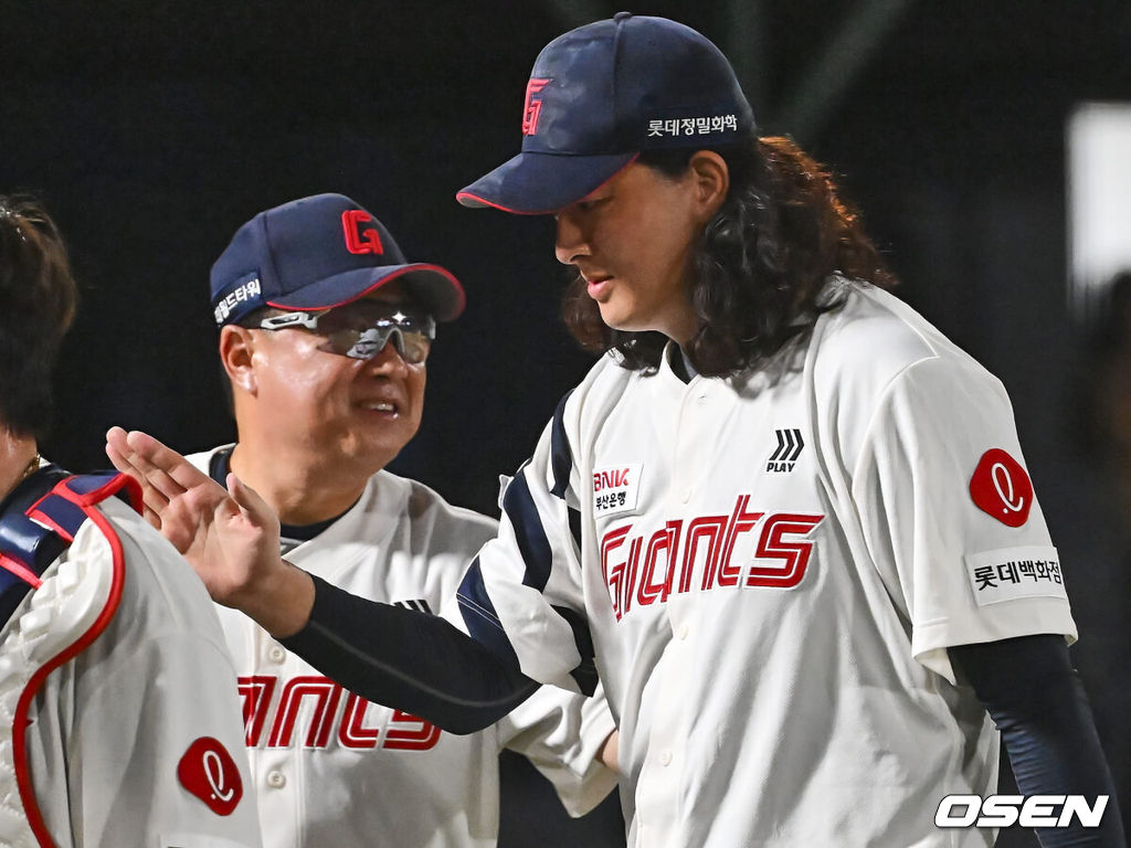 6일 부산 사직야구장에서 2024 신한 SOL 뱅크 KBO 리그 롯데 자이언츠와 NC 다이노스의 경기가 열렸다. 홈팀 롯데는 윌커슨이 선발 출전하고 NC는 신민혁이 선발 출전했다.롯데 자이언츠 김태형 감독이 NC 다이노스에 6-5 짜릿한 역전승을 올리고 김원중과 기쁨을 나누고 있다. 2024.08.06 / foto0307@osen.co.kr