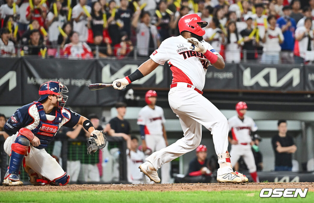 22일 광주-기아 챔피언스필드에서 2024 신한 SOL 뱅크 KBO 리그 KIA 타이거즈와 롯데 자이언츠의 경기가 열렸다.홈팀 KIA는 김도현이 선발 출전하고 방문팀 롯데는 반즈가 선발 출전했다.KIA 타이거즈 소크라테스가 8회말 무사 만루 좌익수 오른쪽 앞 역전 2타점 안타를 치고 있다. 2024.08.22 / foto0307@osen.co.kr