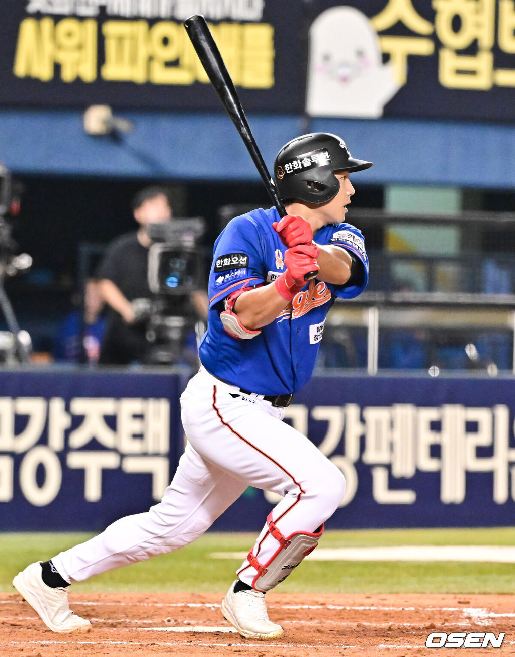  23일 오후 서울 잠실야구장에서 ‘2024 신한 SOL BANK KBO리그’ 두산 베어스와 한화 이글스의 경기가 진행됐다.이날 두산은 시라카와를, 한화는 와이스를 선발투수로 내세웠다.5회초 1사 3루 한화 장진혁이 1타점 적시타를 날리고 있다. 2024.08.23 / soul1014@osen.co.kr